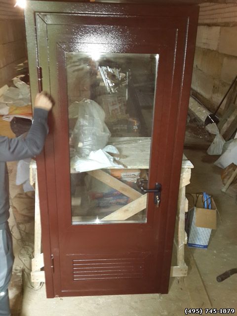 Качественные двери в котельную со стеклом и решеткой, оформленые металлическим багетом 